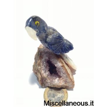 Minerale scolpito pappagallo in sodalite su agata