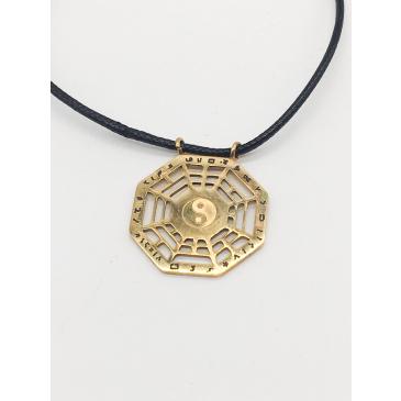 Ciondolo Amuleto Scudo Bagua con Simbolo Tao