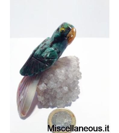 Minerale scolpito pappagallo in rubifuxite base in drusa di apofillite